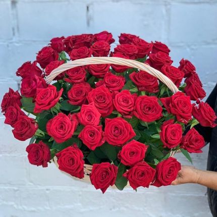Корзинка "Моей королеве" из красных роз с доставкой в по Долгопрудному