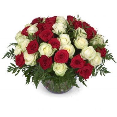 Корзина "Самой нежной" из красных и белых роз с доставкой в по Долгопрудному